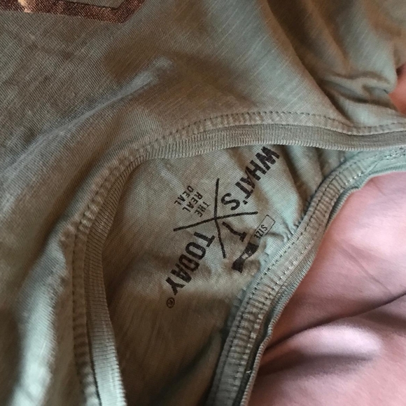 Nice tee - Picture 2 of 2